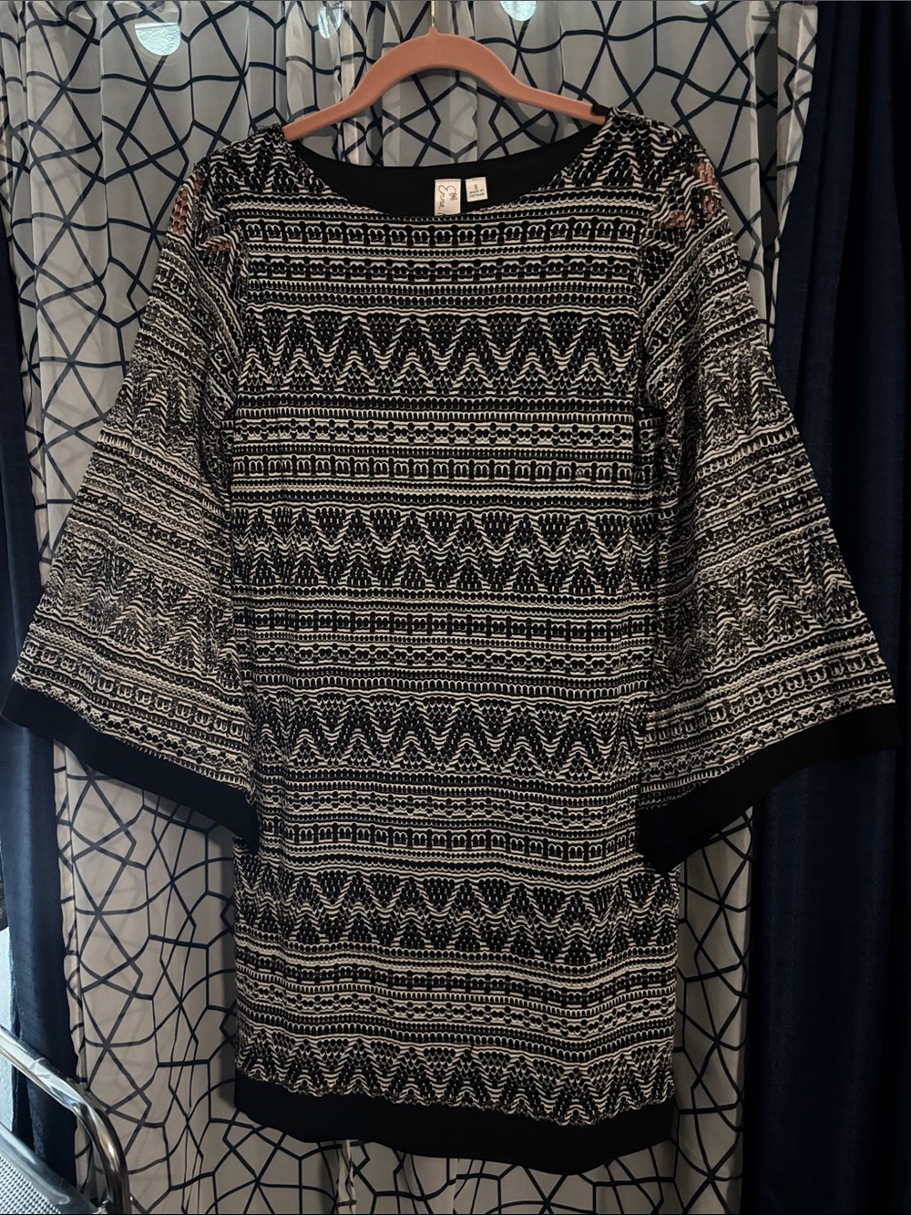 Black & White Zigzag Pattern Tunic Top